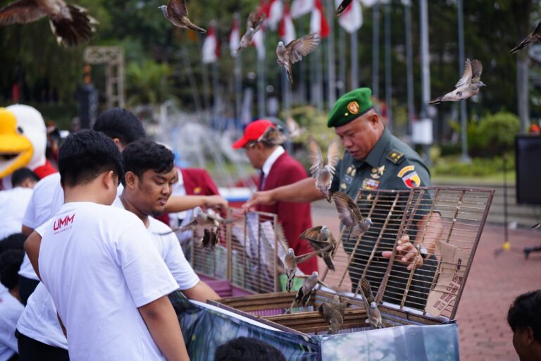Pembukaan Pesmaba UMM 2024 Ditandai dengan Pelepasliaran Ribuan Burung