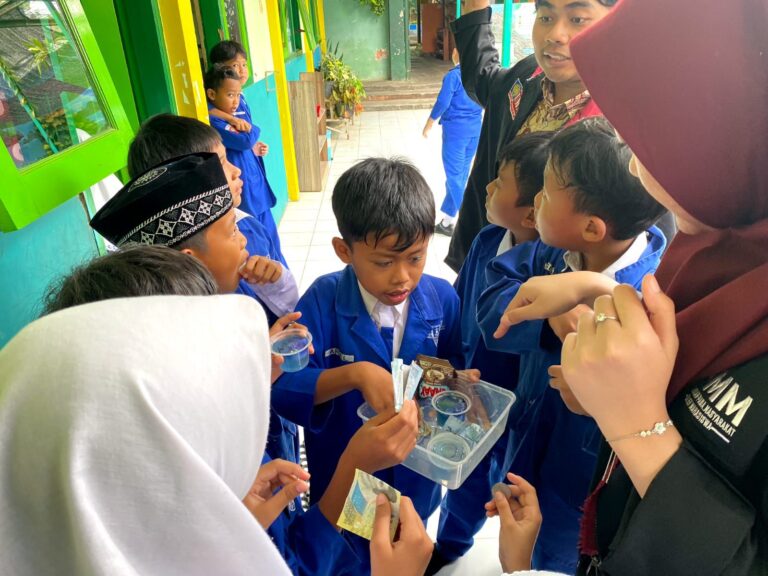 Pengabdian Mahasiswa UMM Ajari Siswa SD Berbisnis