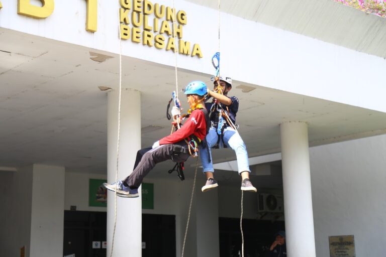 Peringati Hari Kesiapsiagaan Bencana UMM dengan Simulasi Terjun dari Gedung