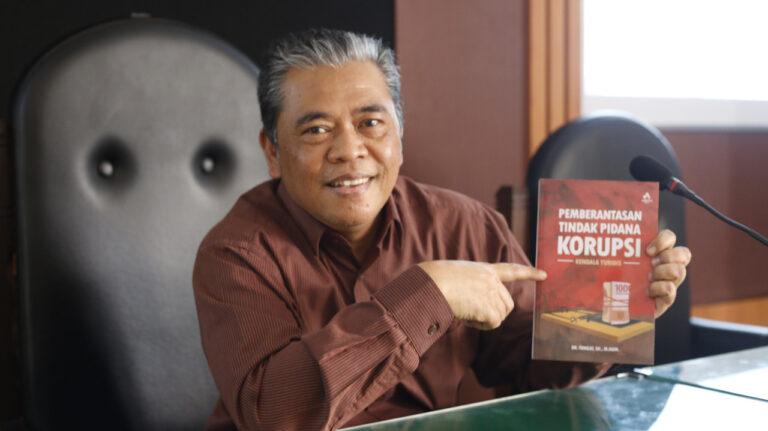 Prihatin Kasus Korupsi, Tongat Tulis Buku Penanganan Hukum