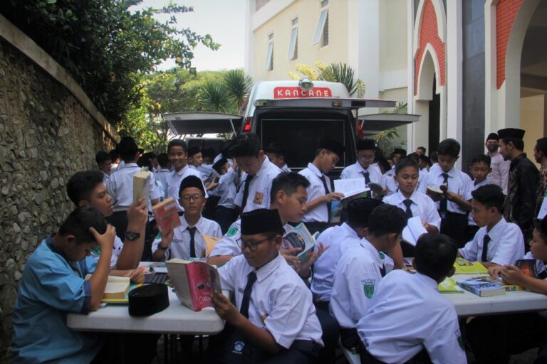 RBC UMM Ajari Siswa Menyusun Karya Tulis dan Bahasa Inggris