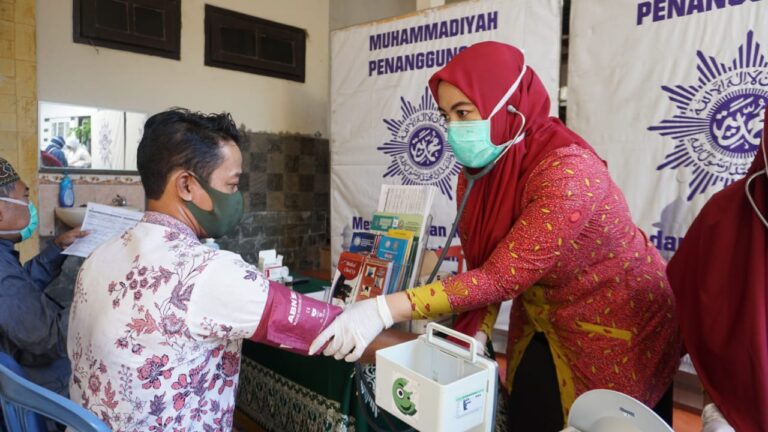RS UMM-Lazismu Bagi Sembako dan Sediakan Pemeriksaan Gratis