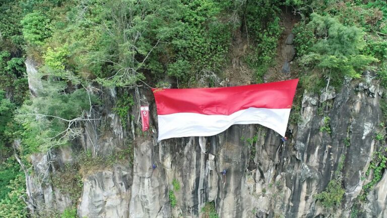 Semarak HUT ke-79 RI, UMM Kibarkan Giant Flag di Pujon Hill