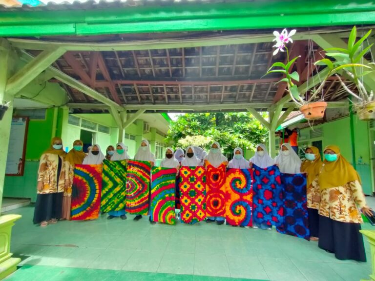 Tim Dosen UMM Ajak Siswa Cintai Budaya Lewat Pelatihan Batik Shibori