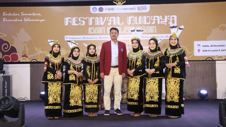 Unik, 220 Mahasiswa Pertukaran di UMM Kenakan Baju Adat di Penutupan PMM UMM