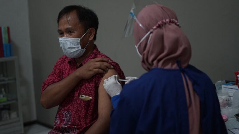 Vaksinasi Tahap Pertama bagi Dosen dan Karyawan