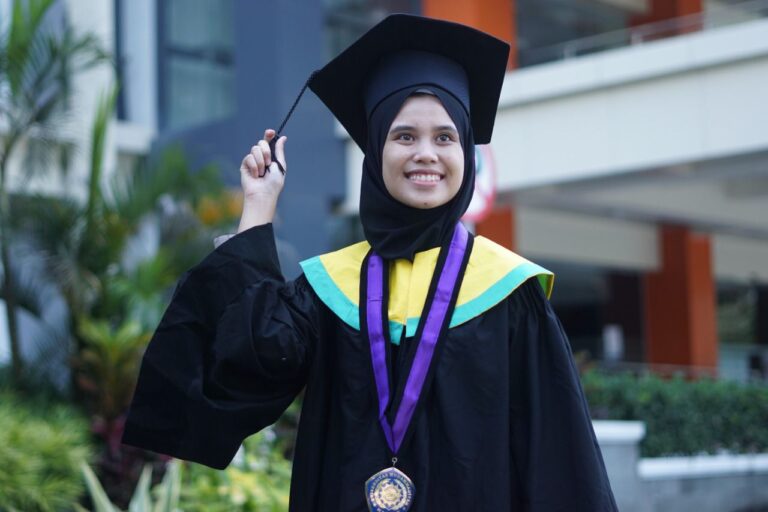 Wisudawan Terbaik UMM Ini Aktif Kegiatan Sosial dan Pengabdian Masyarakat