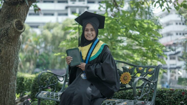 Wisudawan Terbaik UMM Ini Koleksi Piala dan Hafizah 30 Juz