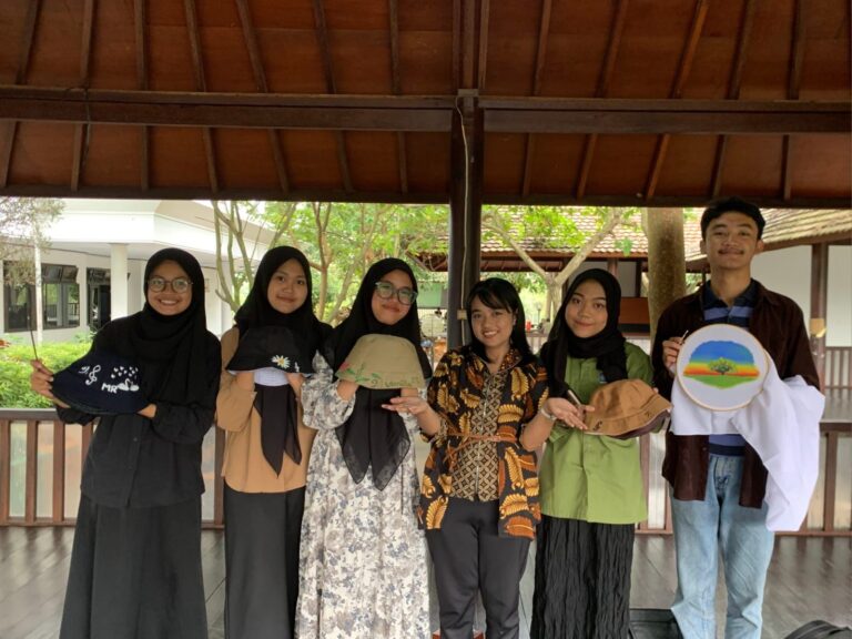 Mahasiswa UMM Gagas Painting House, Melukis dengan Bahan Alami