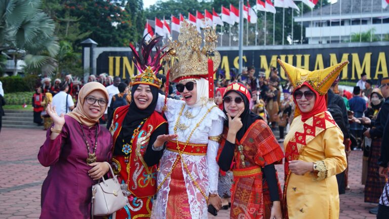 Ribuan Baju Adat hingga Hadirkan PKL, Begini Meriahnya Upacara 17-an UMM