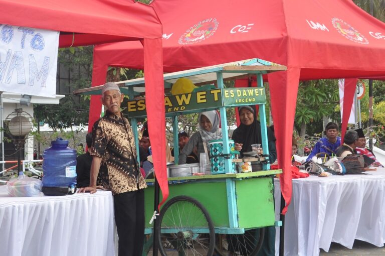Peringatan HUT RI, UMM Beri Penghargaan Petugas Kebersihan dan Bantu PKL Sekitar