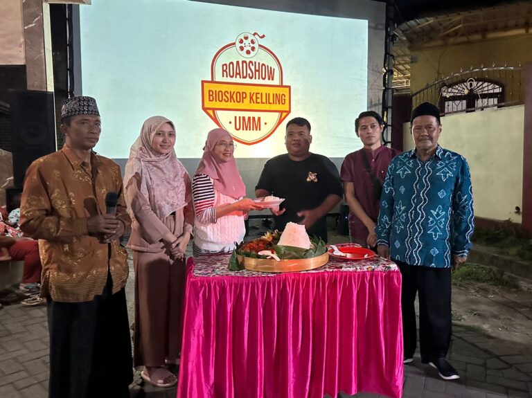 Bioskop Keliling UMM Hibur Warga Kejapanan Pasuruan