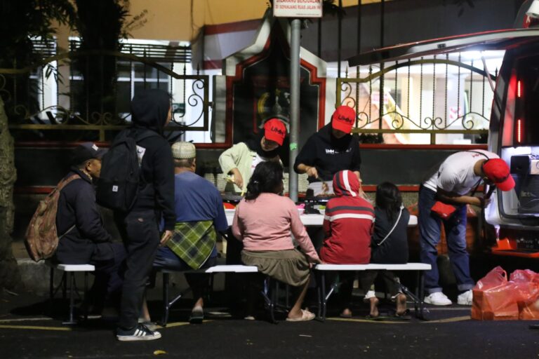 UMM Adakan Sahur Barbeque bareng Tukang Becak hingga Ojol