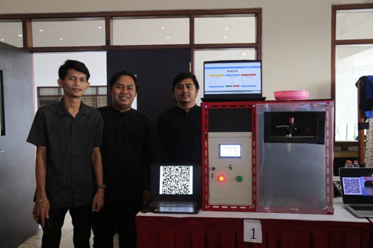 Menarik, Mahasiswa Teknik Elektro UMM Ciptakan Alat Pemberi Pakan Ayam Otomatis
