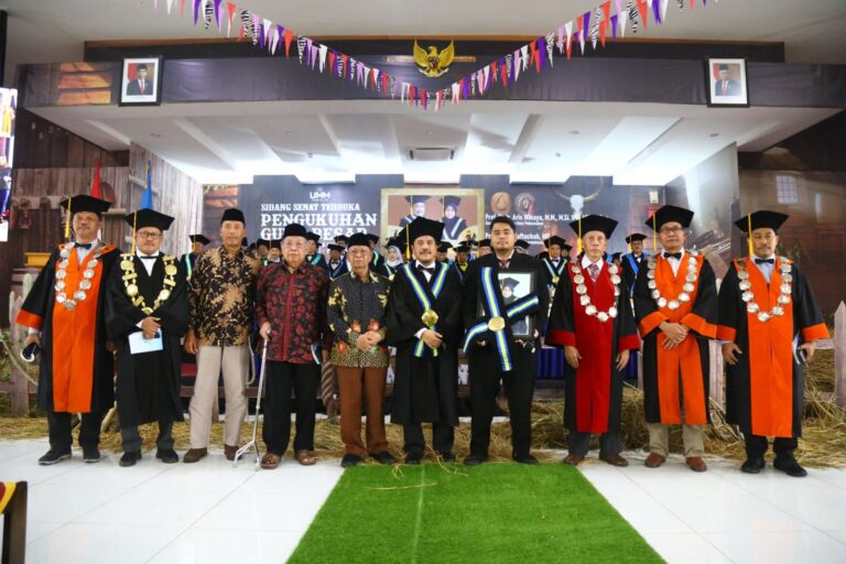 Aris Dikukuhkan Guru Besar bersama Mendiang Istrinya