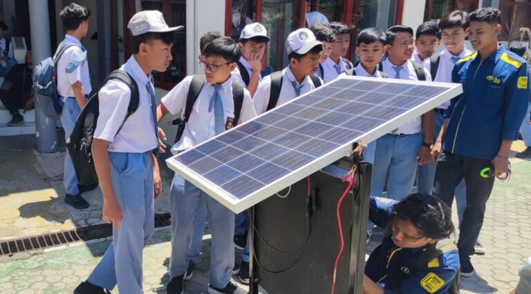 Teknik Elektro UMM Kini Ajarkan PLTS ke Siswa