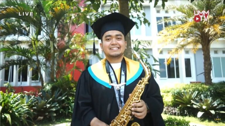 Wisudawan UMM yang Lulus berkat Saxophone