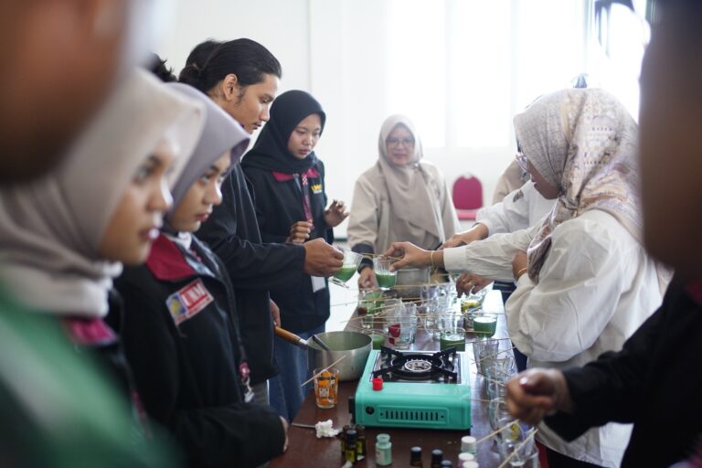 Ajari Warga, Mahasiswa KKN UMM Sulap Minyak Jelantah Jadi Lilin