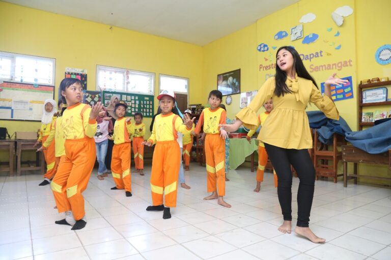 Ajarkan Tari Tradisional, Mobil Kaca UMM Tanamkan Anak Cinta Budaya dan Sejarah Indonesia