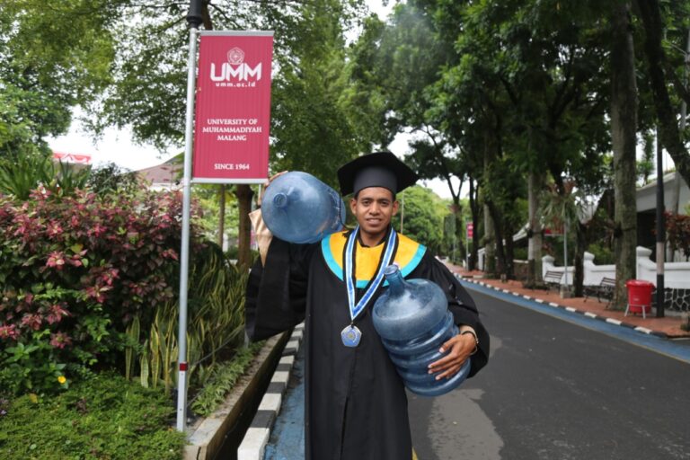 Alex, Wisudawan UMM Selesaikan Studi Magister dengan Jualan Air Isi Ulang