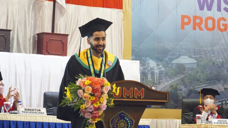 Alumnus UMM Beberkan Lima Kiat Hadapi Persaingan Kerja di Acara Wisuda UMM