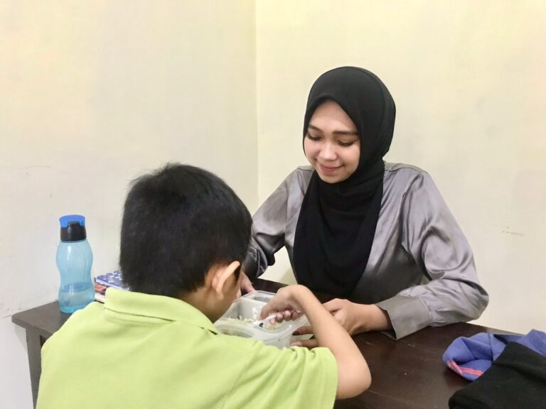 Amira, Mahasiswa UMM yang Tidak Hanya Jago Menulis tapi Juga Menjadi Terapis Autis