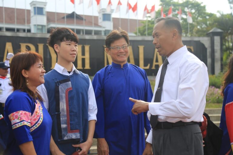 Anak Muda Taiwan Khidmat Ikut Upacara Kemerdekaan RI di UMM