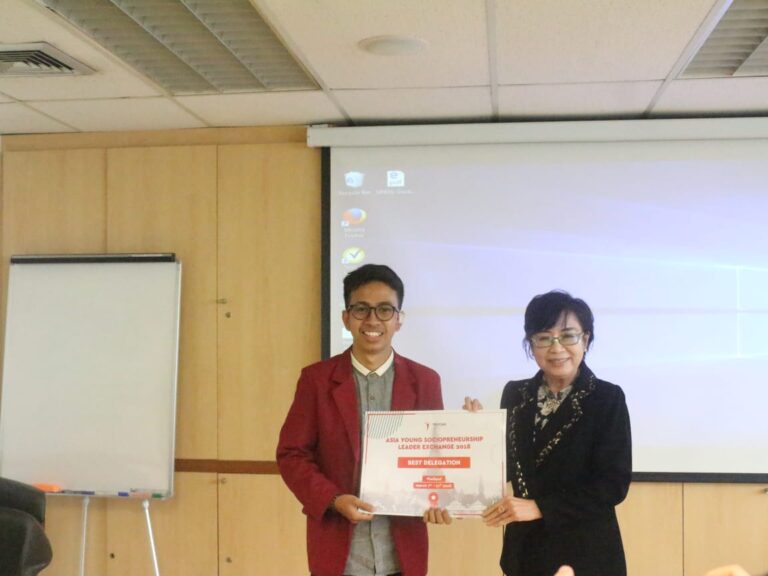 Bawa Kain Khas Daerah ke Kompetisi Tingkat Asia, Mahasiswa UMM Jadi Best Delegates Asia Young Sociopreneurship Leader Exchange