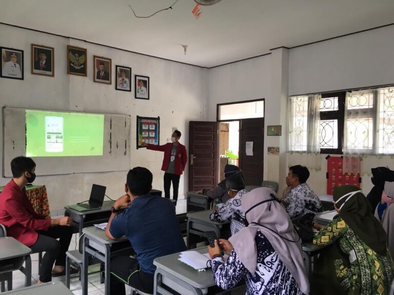Beri Pelatihan Penggunaan Aplikasi Pembelajaran ke Guru SD