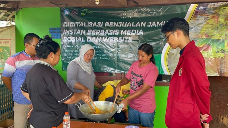 Bikin Website hingga Branding, Dosen UMM Ajari Penjual Jamu Manfaatkan Digitalisasi