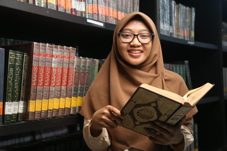 Cinta Al Quran, Hafidzah Ini Sabet Gelar Wisudawan Terbaik