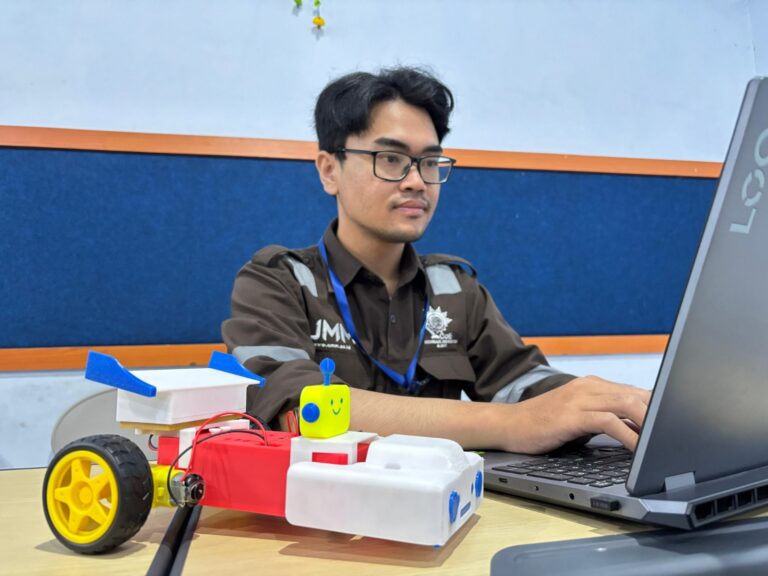 CubeBot, Robot Karya Mahasiswa UMM untuk Atasi Kecanduan Gadget