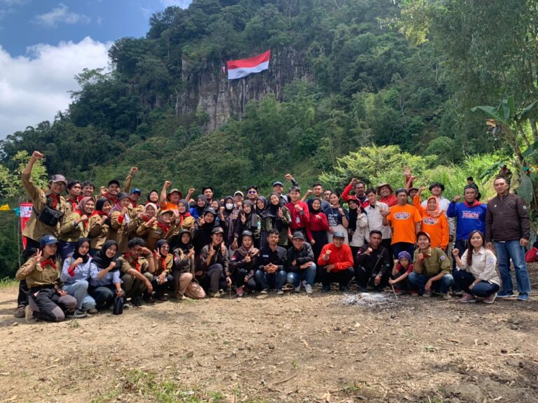 DIMPA UMM Kibarkan Bendera Raksasa di Pujon Hill