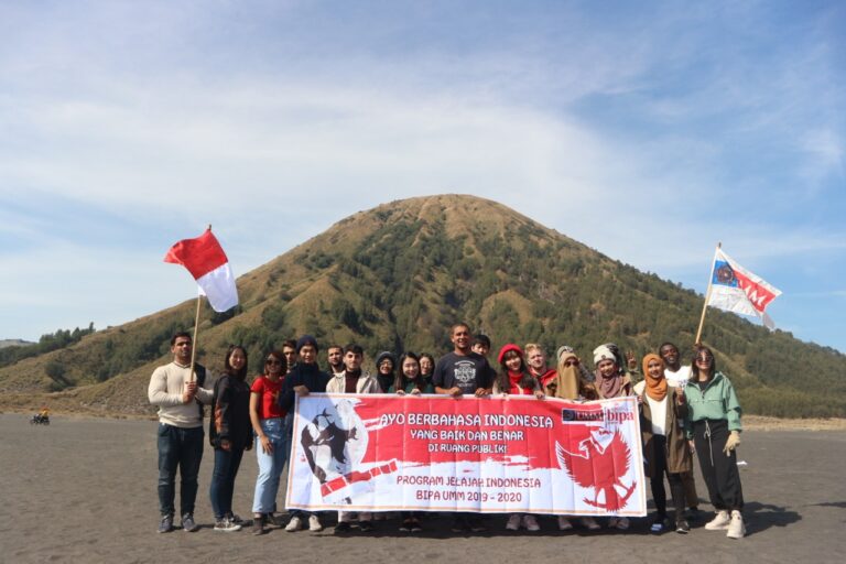 Di Bromo, Mahasiswa Asing UMM Kampanye Penggunaan Bahasa Indonesia yang Baik dan Benar