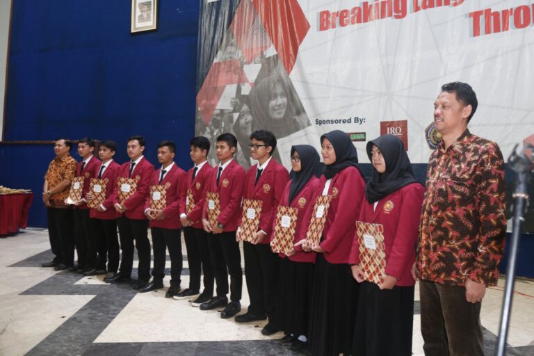 Dikemas Menarik, Wisuda ESP UMM Anugerahkan “The Best Captain”