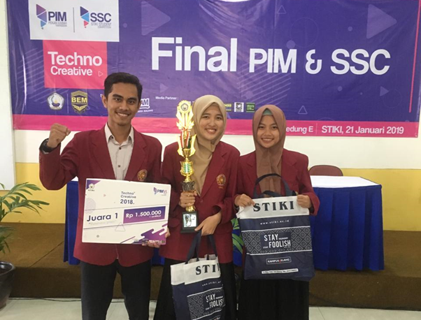 Usai menerima tropi sebagai Juara 1 LKTI tingkat Nasional di STIKI Malang. (Foto: Istimewa)
