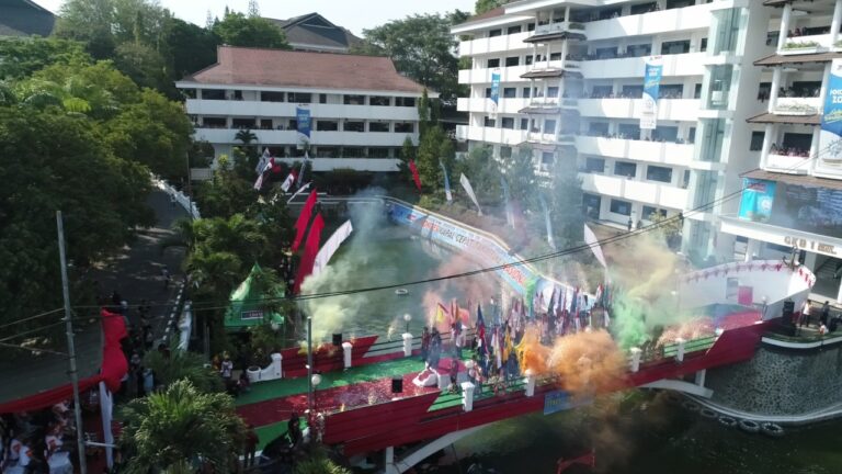 Gedung Kuliah UMM Mendadak Jadi Sandaran ‘Kapal’