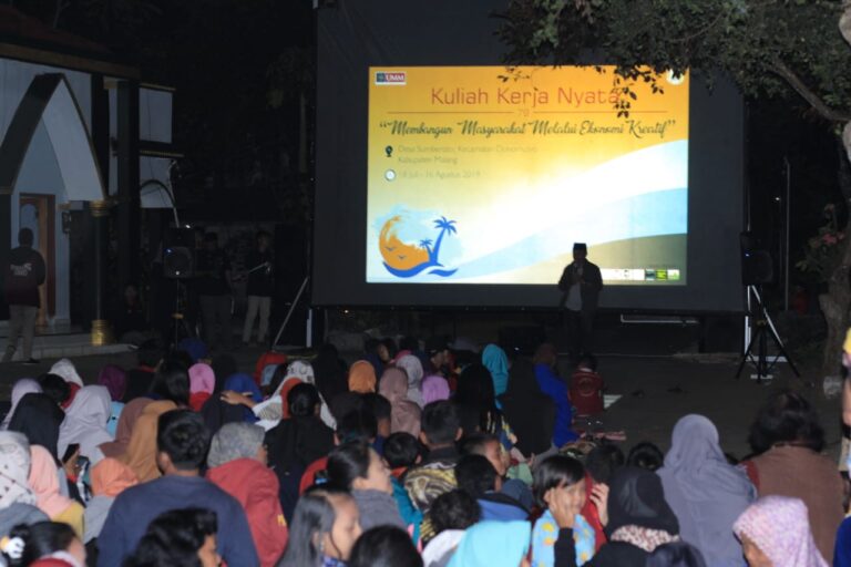 Gemerlap Lilin Warnai Perhelatan Misbar Masyarakat Sumberoto