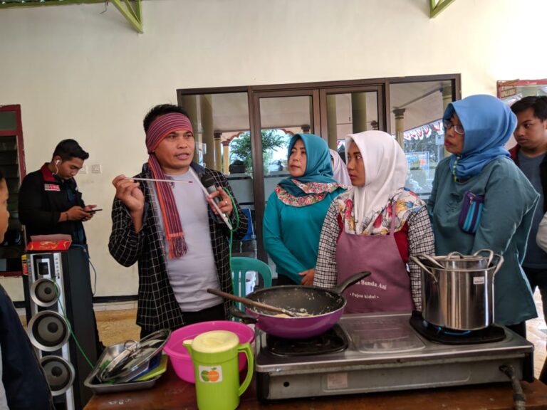 Genjot Ekonomi Desa, Mahasiswa UMM Dampingi Warga Jambesari Bisnis Online
