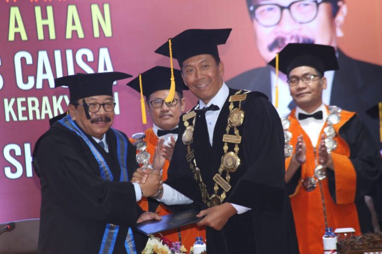 Gubernur Jawa Timur Pakde Karwo Terima Gelar Doktor Honoris Causa dari UMM