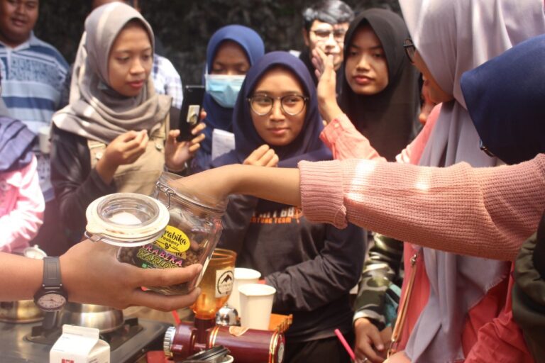 Himatekpa UMM Ajak Masyarakat Kenali Kopi Lebih Dalam