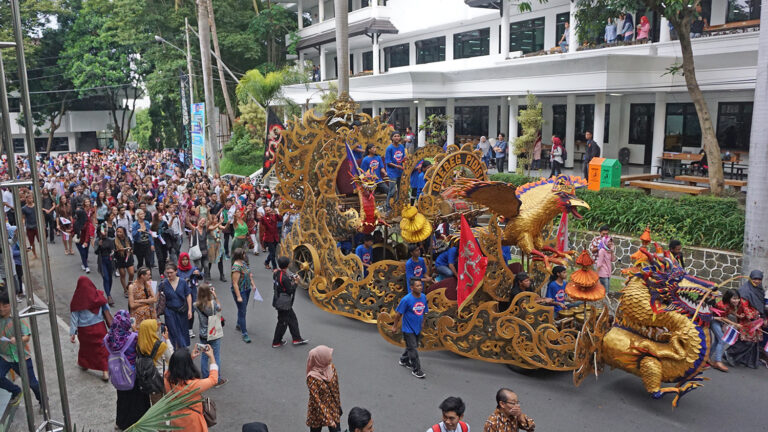 Iringan Reog dan Perkusi Sambut Kedatangan 540 Mahasiswa Asing Peserta Darmasiswa