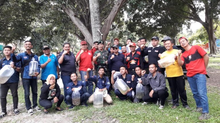 Jaga Ekosistem Sungai Brantas: Dari Tanam Pohon hingga Tebar Benih Ikan