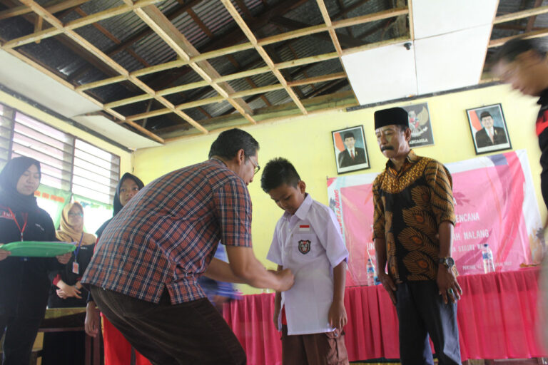 KKN UMM Salurkan Bantuan Kemanusiaan