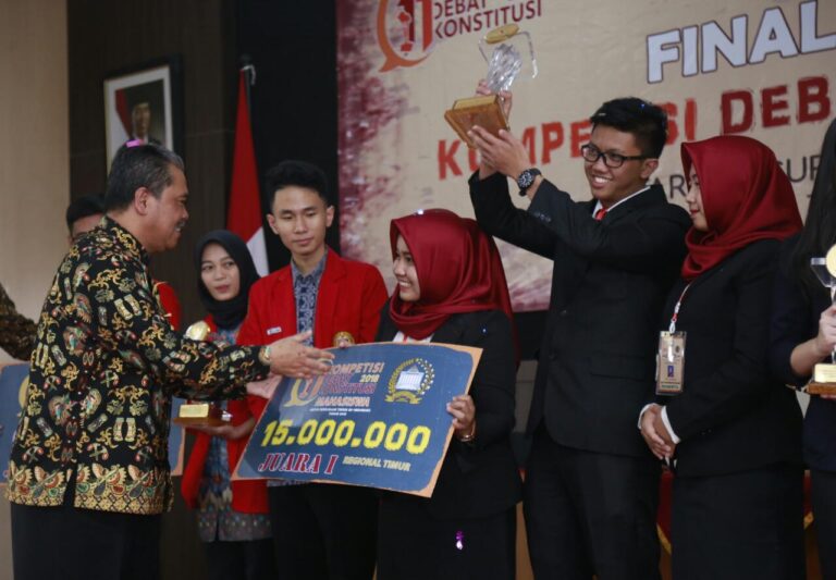 Kalahkan Ubaya, UMM Rebut Juara 1 Debat Konstitusi Nasional MK RI