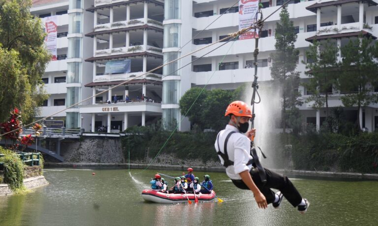 Keseruan UKMFest UMM, dari Flying Fox hingga Perahu Karet