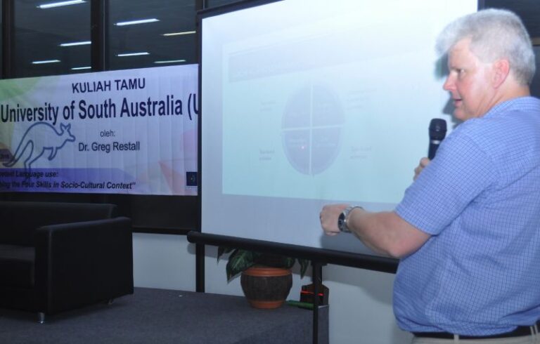 Kuliah Tamu Dosen UNISA Australia Kaji Kontekstualisasi Bahasa