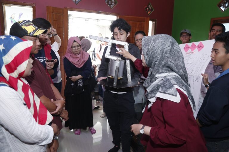 LEx UMM Feat Singapore Polytechnic Selesaikan Problem Usaha Lokal