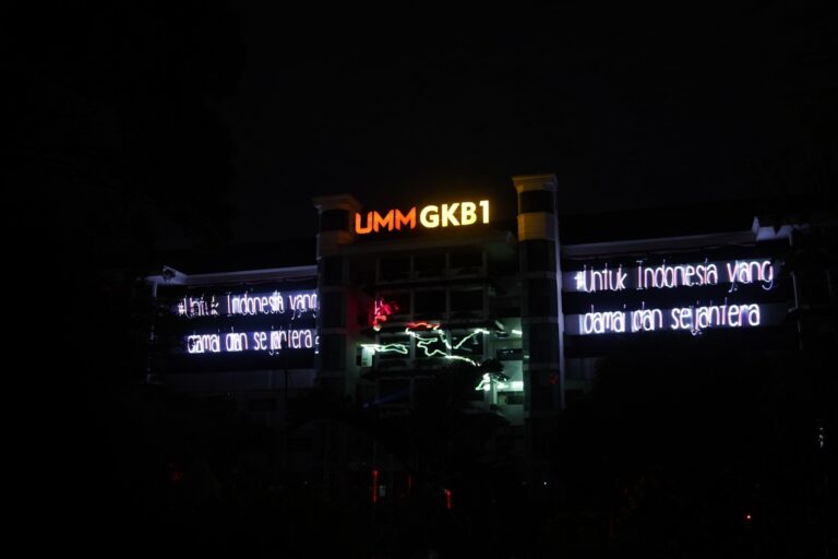 Laser Show dan Flashlight Mob Sambut Ribuan Mahasiswa Baru UMM