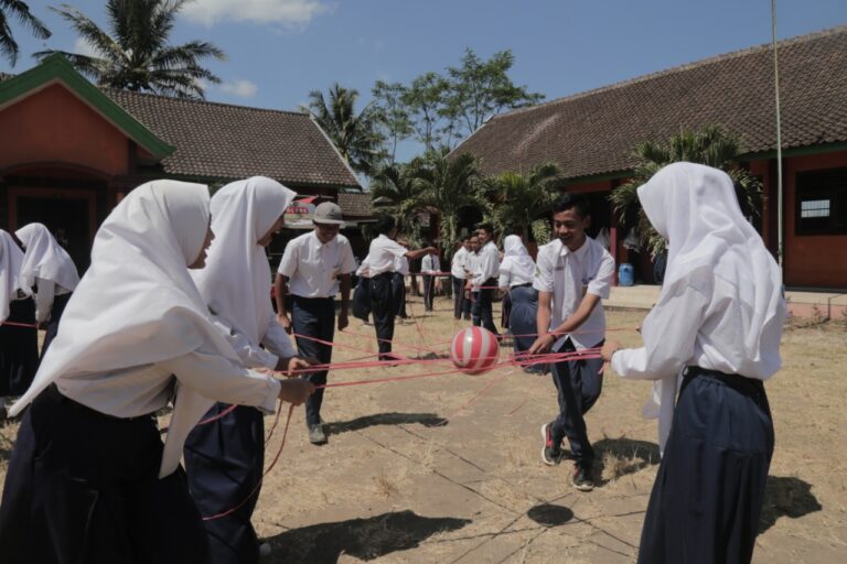 Lewat Outbond, Mobil Pintar UMM Bikin Dua Sekolah Ini Kompak